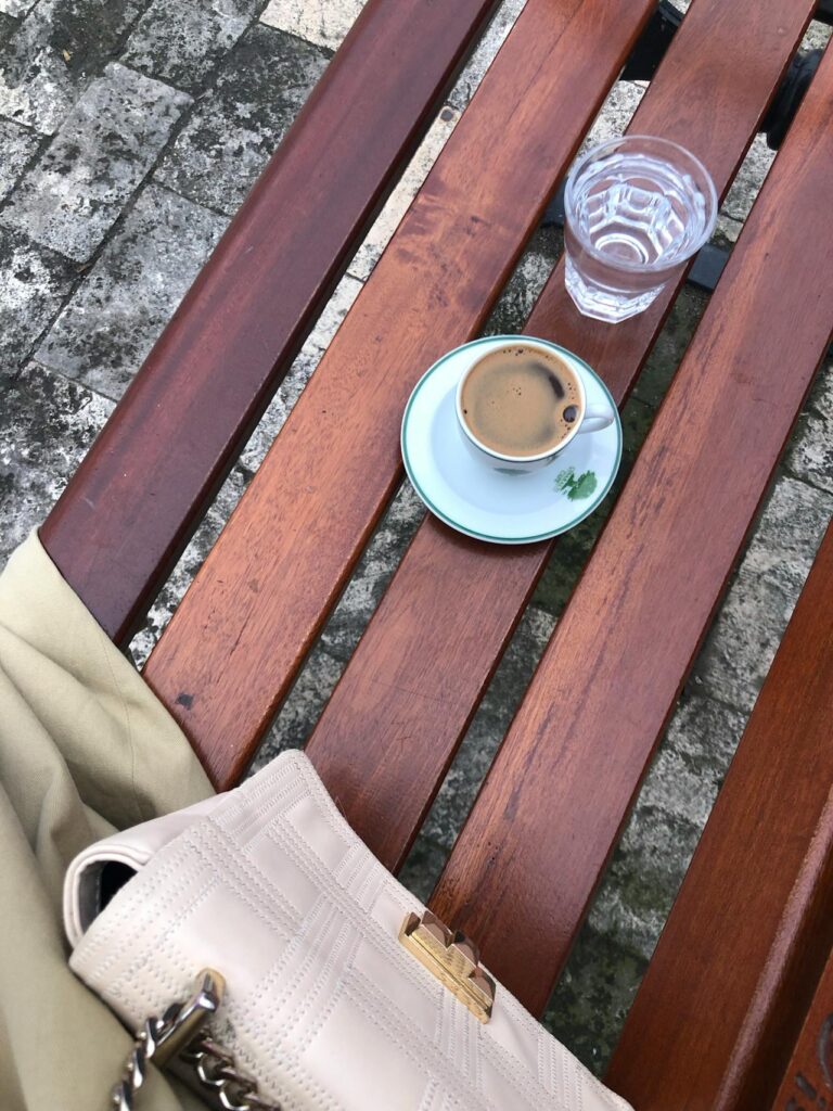 De leukste tuinbanken voor grote tuinen