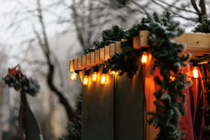 Kerstverlichting buiten ophangen: zo doe je dat veilig en netjes
