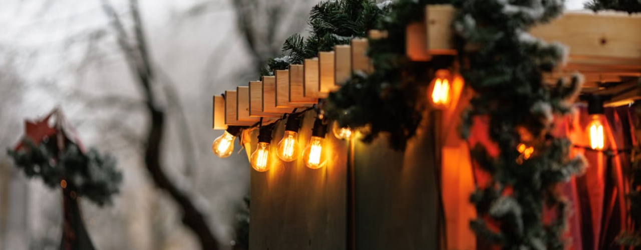Kerstverlichting buiten ophangen: zo doe je dat veilig en netjes
